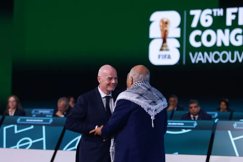 นาฏกรรมบนเวทีที่ล้มเหลว: เมื่อ Gianni Infantino พยายามฝืนโชคชะตา แต่ความแค้นนั้นลึกเกินกว่าจะลบเลือนด้วยการสัมผัสมือ